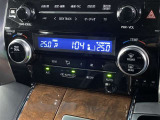 左右独立温度コントロールフルオートエアコンです。運転席、助手席それぞれで独立して温度設定ができます。