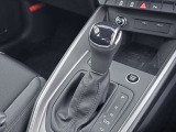 ●バックカメラ『駐車や後方の視界をサポートするための重要な機能です。多くのモデルに標準装備またはオプションとして搭載、リアバンパーに取り付けられたカメラが後方の映像を車内のディスプレイに表示します』