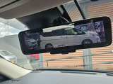 後方をカメラで映しだす機能が付いたスマートルームミラー!ルームミラーの下のレバーを変えるだけで、後席に大きな荷物が乗っていても、後方をカメラを確認できる便利機能!。