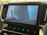 画面いっぱいに映像を表示でき、停車中にテレビや映像を楽しみたいときに便利です。ナビ画面とは異なる映像視聴の用途にも使え、車内で待ち時間を過ごす場面にも活用できます。