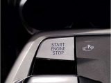 【スタートボタン】リモコンキーを持っているだけで起動可能なスタートボタン。オートスタート/ストップ機能も装備しており燃料消費量の軽減に貢献します。