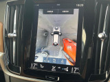 【360&deg;ビューカメラ】4台の高解像度カメラで360度の鳥瞰図を表示。隣の車や壁、死角にある障害物などを画面で確認できるため、狭いスペースでの駐車・出入りも安心です。