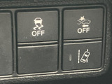 車両の走行支援に関わるスイッチが並び、必要に応じて機能の設定を切り替えられます。アイコン表示で内容を見分けやすく、運転前にも確認しやすい配置です。