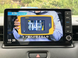 停車中に映像やテレビを楽しめる画面を備えています。車内で過ごす待ち時間にも活用でき、画面表示が大きく内容を確認しやすいのも魅力。使い方の幅が広がる装備です。
