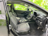 運転席まわりまで見渡しやすく、前席はゆったりと座れる印象です。シートや足元もすっきりまとまり、乗り降りの際にも確認しやすい空間。落ち着いた色合いも魅力です。