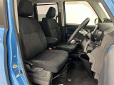 前席はセパレートタイプ!運転席にはアームレスト付!中央を通って後席に移動することも出来ます!