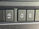 運転席まわりに並ぶスイッチには、それぞれ異なる車両機能のマークが付いています。表示を見て使いたい機能を選びやすく、日常の運転を支える便利な操作部です。