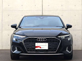 ●一目でAudiとわかる特徴的なシングルフレームグリル・LEDランプ。精悍なフロントマスクからAudiのスマートで上品なブランドを連想させてくれます。女性にも大変ご好評頂いております。