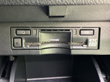 ETC車載器を装備しており、対応する料金所ではETCを利用した通過が可能です。高速道路の利用時に料金の支払いをスムーズに行える、日常にも便利な装備です。