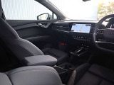 内装はシンプルに使い勝手を考え作られています。お車を運転する感覚をダイレクトに体感して頂けます。室内も広くロングドライブにも快適にお過ごしいただけます。
