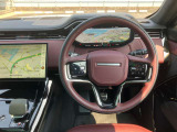 ムダのないインテリアデザインは運転席にお座りいただくと、上質なシートがお客様を包み込みます。ステアリングも握りやすい設計になっておりますのでとっさのハンドル操作も可能です。