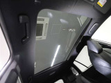 室内に心地いい解放感を与えてくれるムーンルーフです。キャンプで星空を眺められます!