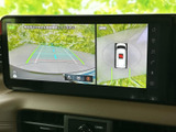 後方映像に加えて車両周辺を俯瞰する表示もあり、駐車時に周囲の位置関係を確認しやすい画面です。ガイド線も表示されるため、バックでの車庫入れをサポートします。