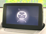 【マツダコネクトナビ】車内の雰囲気にマッチした一体型タイプのナビ。各種車輌設定やBluetooth再生等、様々な機能が楽しめます。直感的なダイヤル操作が可能で、使い勝手も良好です。