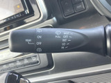 レバーに表示がまとめられ、運転席から機能を確認しやすい設計です。前後の視界確保に関わる操作を手元で行えるため、天候や状況に応じて使いやすく、日々の運転をサポートする装備です。