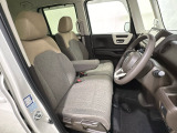 座面も厚みがあり背もたれも高く、広い足元にゆったり座れるシートです。運転席と助手席の間が空いている為、助手席側への移動がスムーズです。交通量の多い道でも助手席側から乗り降りができます。