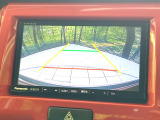 【バックカメラ】駐車時に後方がリアルタイム映像で確認できます。大型商業施設や立体駐車場での駐車時や、夜間のバック時に大活躍!運転スキルに関わらず、今や必須となった装備のひとつです!