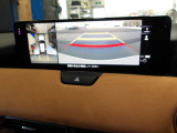 360度ビューカメラを搭載。4方の小型カメラの映像を処理し、車両真上からの映像に変換しています。駐車時大いに役に立ちます。