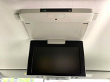 【フリップダウンモニター】大画面モニターで後席でもエンタメをお楽しみいただけます。小さなお子様にも大人気の装備です♪