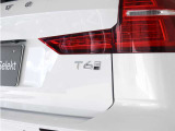 ひときわ印象的なT字型のLEDヘッドライトは、新世代のボルボを象徴するユニークなアイコンとなっています。LEDデイタイム・ランニング・ライトやポジションライト、ウインカーの役割も果たします。