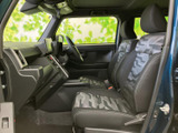 前席からはフロントガラス越しに前方を見渡しやすく、見切りのよい運転席まわりです。シートは柄入りの表皮で、座面には厚みのある形状が見て取れます。清潔感のある室内でお迎えします。