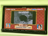 番組映像を表示できるモニターを備え、停車中のくつろぎ時間にも活用できます。画面には映像と番組情報が表示され、車内でテレビを視聴したい方にも便利な装備です。