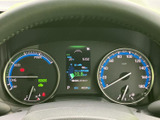 左右のメーターと中央の表示部に、速度や燃料残量、各種車両情報がまとめられています。走行中に必要な情報を視線移動を抑えて確認しやすく、日々の運転を支えます。