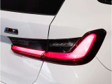BMWのテールランプはプレスラインへと続く形状のため、統一感のある綺麗なラインを演出しております。