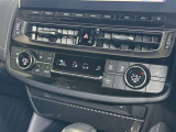 【オートエアコン】「AUTO」スイッチを押すだけで、冷暖房の切り替えや風量、吹き出し口の調整などを自動で行います。