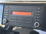 ラジオの選局や音量調整を手元で行いやすい配置です。時刻表示も備わり、日常の移動中に必要な情報を確認しながら、使い慣れた感覚でお楽しみいただけます。