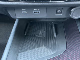 充電端子が装備されていますので車内でスマートフォンなどの充電が可能です。