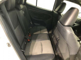 【後部座席】も当然、綺麗・清潔に仕上げております。内装の綺麗なお車は気持ちが良いですし、コンディションのいい車が多いです。これもオススメの1台です。