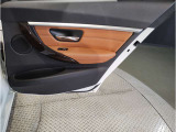 当社BMW認定中古車は全車保証付きでございます。また保証料金や整備費用はお見積書内の諸費用・税金に追加計上する事はございません。認定中古車保証付きのお支払総額でお見積りご依頼の上、他店とお比べください