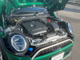 MINIの心臓部であるエンジンは、納車前に専任メカニックが丁寧に点検・整備を実施。細部までしっかり確認し、ベストなコンディションでお届けしますので、安心して快適なドライブをお楽しみいただけます。