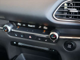 運転席と助手席で異なる温度設定が可能な、フルオートエアコンを装備しています。四季を通じて車内を快適に保ちます。冬場に嬉しいシートヒーター&ハンドルヒーターも装着されています★☆★☆