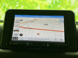 地図上に道路や現在地の目印が表示され、周辺の位置関係を確認しやすい画面です。縮尺や時刻なども確認でき、目的地までのルート確認など、日常のお出かけに活用できます。