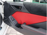自社工場を3拠点完備しております。重整備やカスタムを始め、ご購入後のお車のメンテナンスも弊社にお任せください。