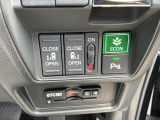 クルマの動きを燃費優先で自動制御するECONモードスイッチ。車庫入れや縦列駐車など狭い場所でも安心な障害物センサー搭載。スライドドアは両側とも電動です。