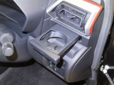 運転席にカップホルダーを装備しております。