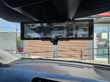 後方をカメラで映しだす機能が付いたスマートルームミラー!ルームミラーの下のレバーを変えるだけで、後席に大きな荷物が乗っていても、後方をカメラを確認できる便利機能!。