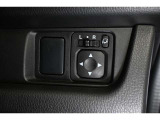 狭い場所も苦になりません。電動格納ドアミラー装備。