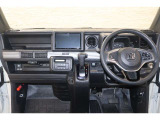 操作性に優れた運転席となります!小物入れや各ボタンの配置にこだわり、使いやすいです!座り心地もよく視認性も良好なのでロングドライブもお任せ下さい!
