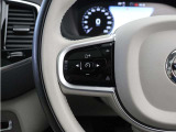 前方車を自動追従するアダプティブクルーズコントロールに加え、ステアリング操舵も行う進化型クルーズ『パイロットアシスト』を搭載。車体を車線内へと適正に維持しつつ先行車を忠実に追従します。