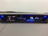 デジタル表示のスピードメーターとタコメーターを大きく配した見やすいメーター部になっています。左側のインフォメーション画面でオドメーターや燃費などの情報を確認できます。