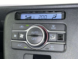 オートエアコン付きなので一度、気温を設定すれば自動的に過ごし易い温度に調整してくれますよ。 車内をいつでも快適空間にしてくれます。