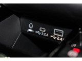 小物の収納に便利なセンタートレイには携帯等のデバイスの充電可能なUSB出力電源付です。