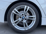 BMWならではの卓越した走りを支えるホイールと足回りです!日本車の走りに慣れている方にもぜひ体感して頂きたいほど、高いレベルでまとまっています!純正18インチアルミホイール。