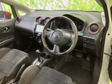 運転席まわりを見渡しやすく、メーターや中央の画面にも目を配りやすい配置です。前席は体を預けやすい形状で、ドア側から乗り込む際も室内の様子を確認しやすくなっています。