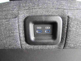 USBポートを搭載しています!USBケーブルをつないで車にスマートフォンやタブレットなどの電子機器を接続できます☆