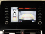 パノラミックビューモニターを装備。駐車場や交差点でクルマを真上から見るように周囲を確認できます。機能の詳細は販売店スタッフまでおたずねください。